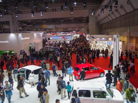 TOKYO, JAPAN - November 23, 2013  Visitors at the Tokyo Motor Show The Tokyo Motor Show is a biennial auto show at the Tokyo Big Sight in Odaiba, Tokyo for cars, motorcycles and commercial vehicles  The Show is the biggest auto show in Asia, and a one of のeditorial素材