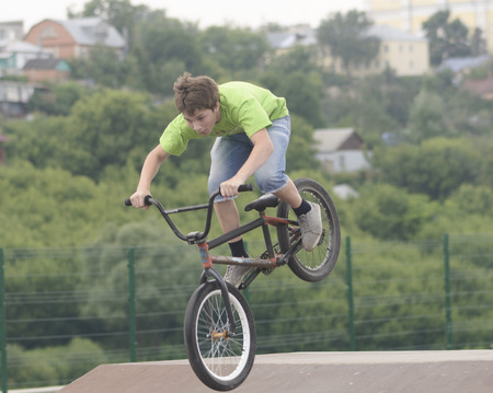 Boy makes jump with springboard on bicycle on festival Ekshen sport in city Elice Lipeckoy areaのeditorial素材