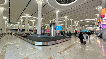 DUBAI, UNITED ARAB EMIRATES. 15 SEPTEMBER 2023. Baggage claim buzzes with activity as travelers await their luggage at Dubai's airportのeditorial素材