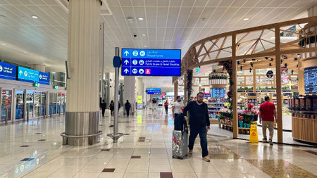DUBAI, UNITED ARAB EMIRATES. 15 SEPTEMBER 2023. Busy travelers on the move in Dubai International Airportのeditorial素材