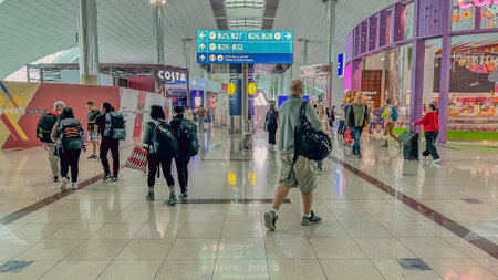 DUBAI, UAE. 16 SEPTEMBER 2023.Passengers briskly navigating the airport, eagerly advancing toward their departure gates with a sense of urgency and anticipationのeditorial素材