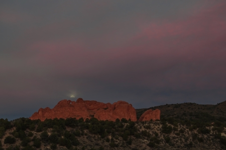 Moon setting over Garden of the Godsの写真素材