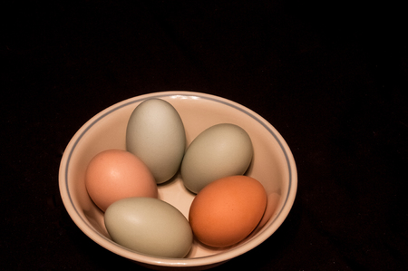 Farm fresh eggs in a bowlの写真素材