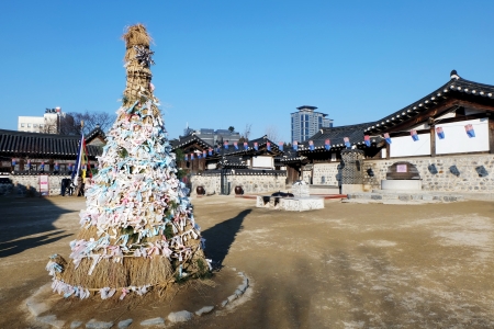 23 Dec 2013, Seoul, Korea - The courtyard of Hanok Village, Seoul, South Koreaのeditorial素材
