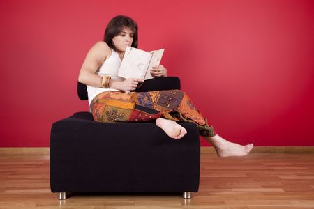 young woman in her house sited in a couch reading a book

Note: The pants are self made, with a lot of cheap tissues, they are not subject to any copyright or trademark protection.
の写真素材