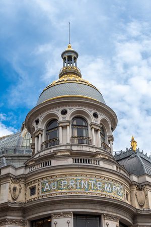 Detail of the facade and mosaic sign 'Au Printemps' of the historic building of Printemps Haussmann, a world famous Parisian department storeのeditorial素材