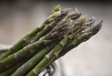 A Bunch Of Fresh Asparagus In A Basketの写真素材
