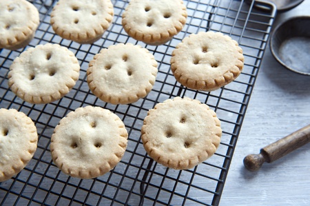 Mince Pies, Fresh Out of the Oven, Onto A Cooling Rackの写真素材