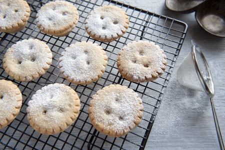 Freshly Baked Mince Pies, Having Been Sprinkled With Icing Sugarの写真素材