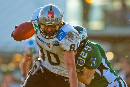 KORNEUBURG, AUSTRIA - April 4: Austrian Football League:  WR Andreas Proeller (#80, Raiders) scores three touchdowns against the Danube Dragons on April 4, 2009 in Korneuburg, Austria.のeditorial素材