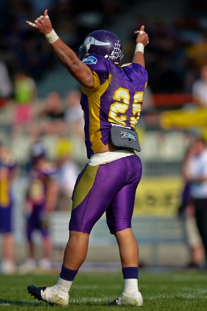 VIENNA, AUSTRIA - April 13: Austrian Football League:  RB Josiah Cravalho (#25, Vikings) scores a touchdown against the Tyrol Raiders on April 13, 2009 in Vienna, Austria.のeditorial素材