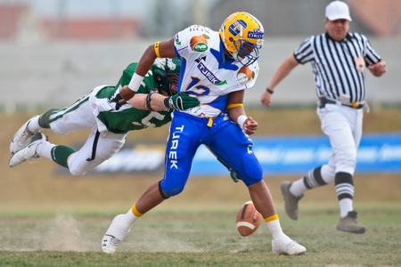 Korneuburg, AUSTRIA - May 3: Austrian Football League:  QB Chris Gunn (#12, Giants) and his team beat the Danube Dragons 16:34 on May 3, 2009 in Korneuburg, Austria.のeditorial素材