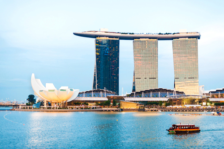 SINGAPORE - JULY 5 : Sunsetscape of Singapore Marina Bay Sand on July 5, 2012, Singapore. Marina Bay Sands is an Integrated Resort fronting Marina Bay in Singapore. It is billed as the world's most expensive standalone casino property at S$8 billionのeditorial素材