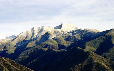 Landscape shot of the Ojai valley with snow on the mountains.の写真素材