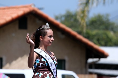 Ojai, CA - JULY 3 : Annual 4th of July parade in Ojai one day early this year July 3, 2010 in Ojai, CA. のeditorial素材