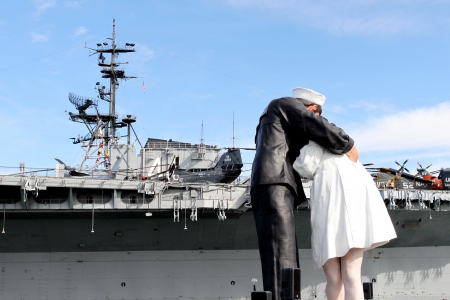 San Diego, CA - FEBRUARY 16 :  WWII 'Kiss' statue returns February 16, 2013 in San Diego, CA. のeditorial素材