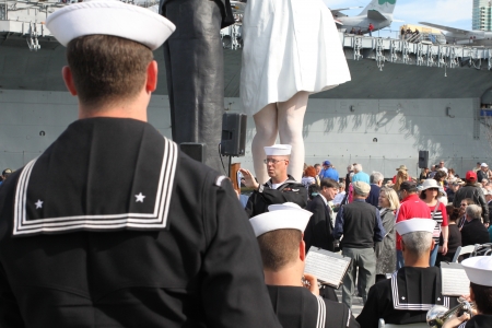 San Diego, CA - FEBRUARY 16 :  WWII 'Kiss' statue returns February 16, 2013 in San Diego, CA. のeditorial素材