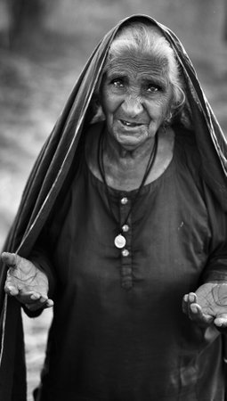 Old Age Women Looking For Help In Sindh, Pakistanのeditorial素材