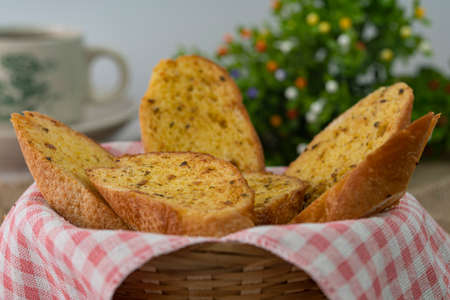 Close-up of slices of garlic breads in a rattan basket. Selective focus points. Blurred backgroundの写真素材