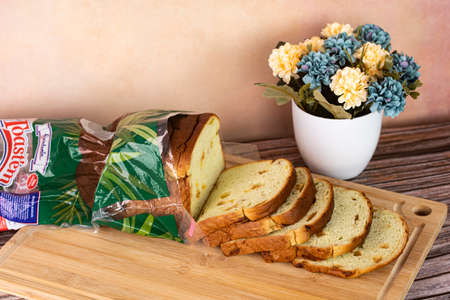 Selangor, Malaysia: Sept 8, 2021 - Slices of the brand new Gardenia's Pandan Coconut bread. Blurred backgroundのeditorial素材