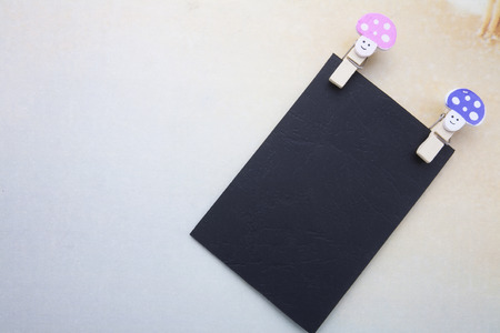 Sticky notes and wood clips on the tableの写真素材