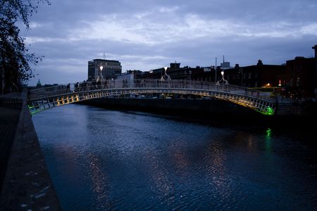 Ha'penney bridge in Dublin at night