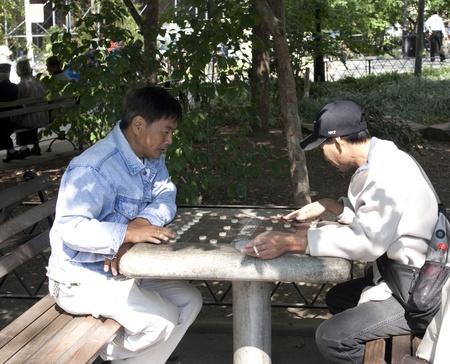 CHINATOWN, NYC, USA-SEPT 24: Men playing chinese chess in Columbus park in Chinatown, NYC on Sept 24, 2008. Chinese chess (Xiangqi in China)
is one of the most popular board games in China and in areas with significant ethnic Chinese communities, のeditorial素材