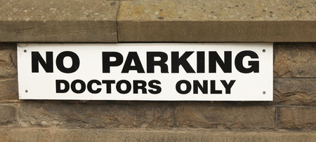 Sign on wall: no parking, doctors onlyの写真素材