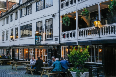 LONDON, UK-March 11:The George Inn is London's only remaining galleried coaching inn from 1676 Owned by the National Trust the George was a haunt of Charles Dickens and is mentioned in 'Little Dorrit'. March 11, 2007のeditorial素材