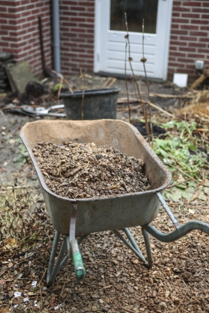 Wheelbarrow with rubble in garden

の写真素材