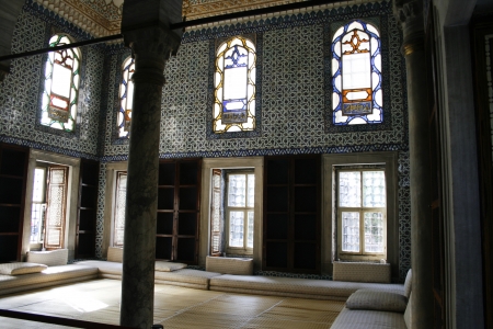 Beautiful interior with stained glass windows in the harem of the sultan at Topkapi palace in Istanbul

のeditorial素材