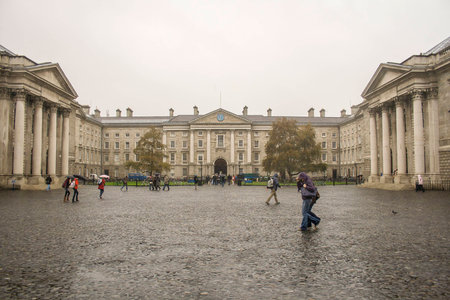 DUBLIN, IRELAND-NOV 14, 2007:students with umbrellas on rainy grounds of Trinity college in Dublin, Ireland

のeditorial素材