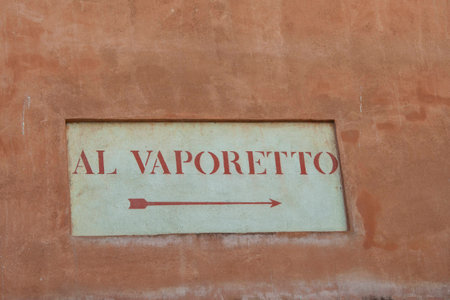 Direction to the vaporetto stop on old Venetian building

の写真素材