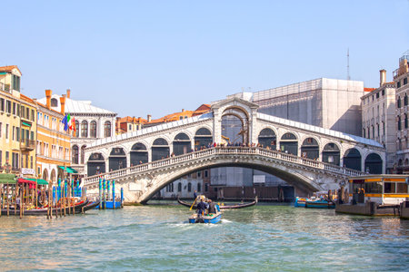 Venice with Rialto bridge and boats on Grand Canal, Italy

のeditorial素材
