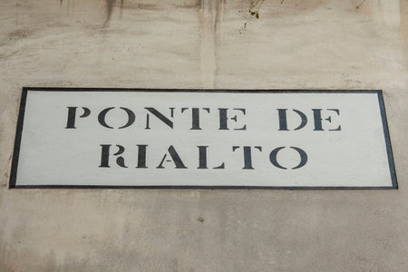 Sign on the Rialto bridge in Veniceの写真素材
