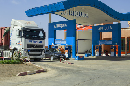 MOROCCO - MAY 10: Cars and trucks at the Afriquia petrol station near Rissani on May 10, 2013. Afriquia is Morocco's leading filling station operator with over 400 AfriquiaGaz stations.




のeditorial素材