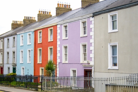 Colorful houses on a row in a Dublin street with a to let sign in front of one of themの写真素材