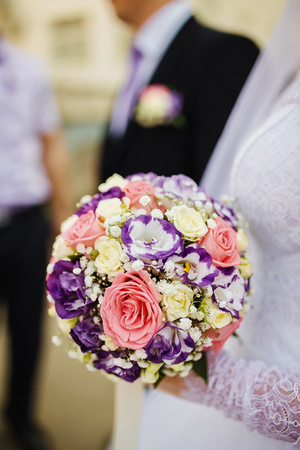 wedding bouquet of white rosesの写真素材