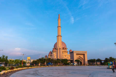 The city sign of the city of Putrajaya, Malaysia, in the color of the Malaysian flag. In the background the Putra Mosque or Masjid Putra, principal mosque of Putrajaya Wilaya and the Malaysian flagのeditorial素材