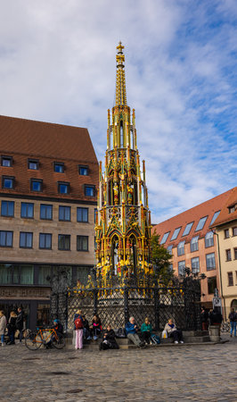Nuremberg, Germany - October 25, 2023: Main market square or Hauptmarkt, place of the Schoner Brunnen fountain in the Nuremberg old town or Altstadt. Saint Lawrence Church in the background. touristのeditorial素材