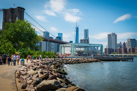 Crowd enjoying the beautiful day in the Brooklyn Bridge park on Aug 11th, 2013.のeditorial素材
