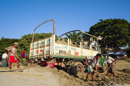 Sand being loaded on the banks of the Ayeyarwady River, Mandalay, Myanmarのeditorial素材