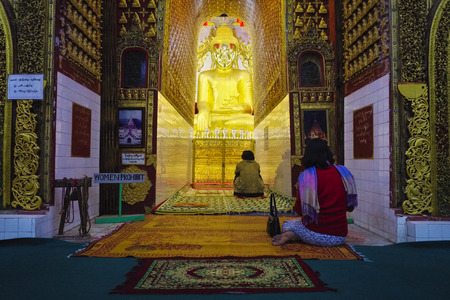 Praying people in Yadana Man Aung Pagoda, Nyaung Shwe, Myanmarのeditorial素材