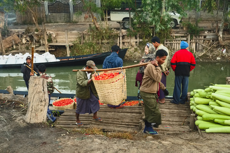Farmers unload tomatoes, Nyaung Shwe, Inle Lake, Myanmar, Asiaのeditorial素材
