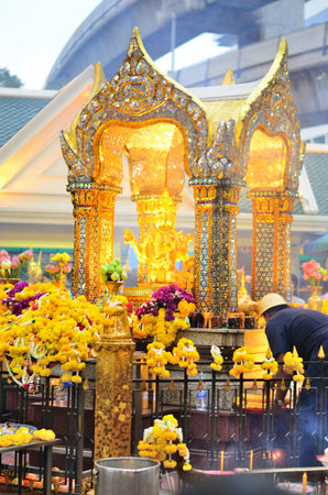 Shrine brahma in front of grand hyatt  erawan hotel ratchaprasong Intersection bangkok thailandのeditorial素材