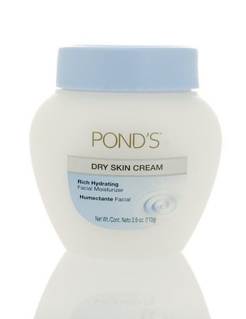 Winneconne, WI - 26 Jan 2016:  A conatiner of Pond's dry skin creamのeditorial素材