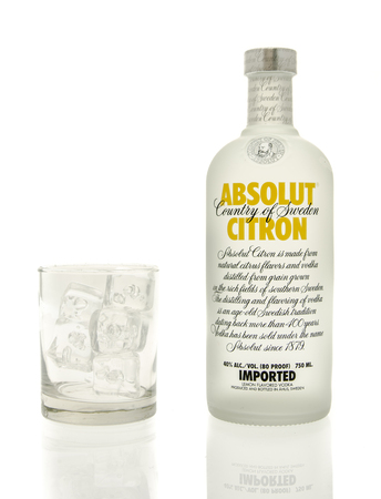 Winneconne, WI - 15 March 2016:  A bottle of Absolut citron vodka with  a glass of iceのeditorial素材