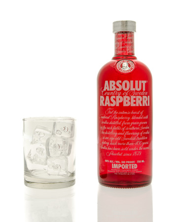 Winneconne, WI - 15 March 2016:  A bottle of Absolut raspberri vodka with  a glass of iceのeditorial素材