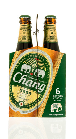 Winneconne, WI - 3 November 2016:  Six pack of Chang beer on an isolated background.のeditorial素材