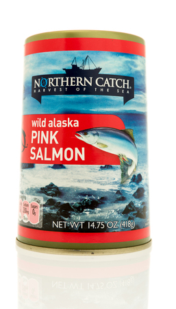 Winneconne, WI - 13 May 2017: A can of Northern Catch wild alaska pink salmon on an isolated background.のeditorial素材